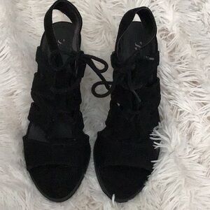 Black Women's Simply Vera Vera Wang size 6 Lace-Up Sandals